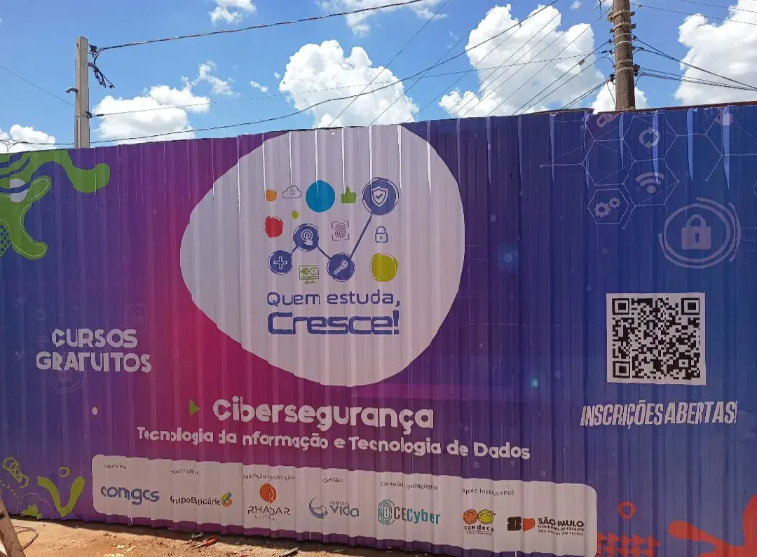 Adesivagem de canteiro de obras em tapume metálico ondulado