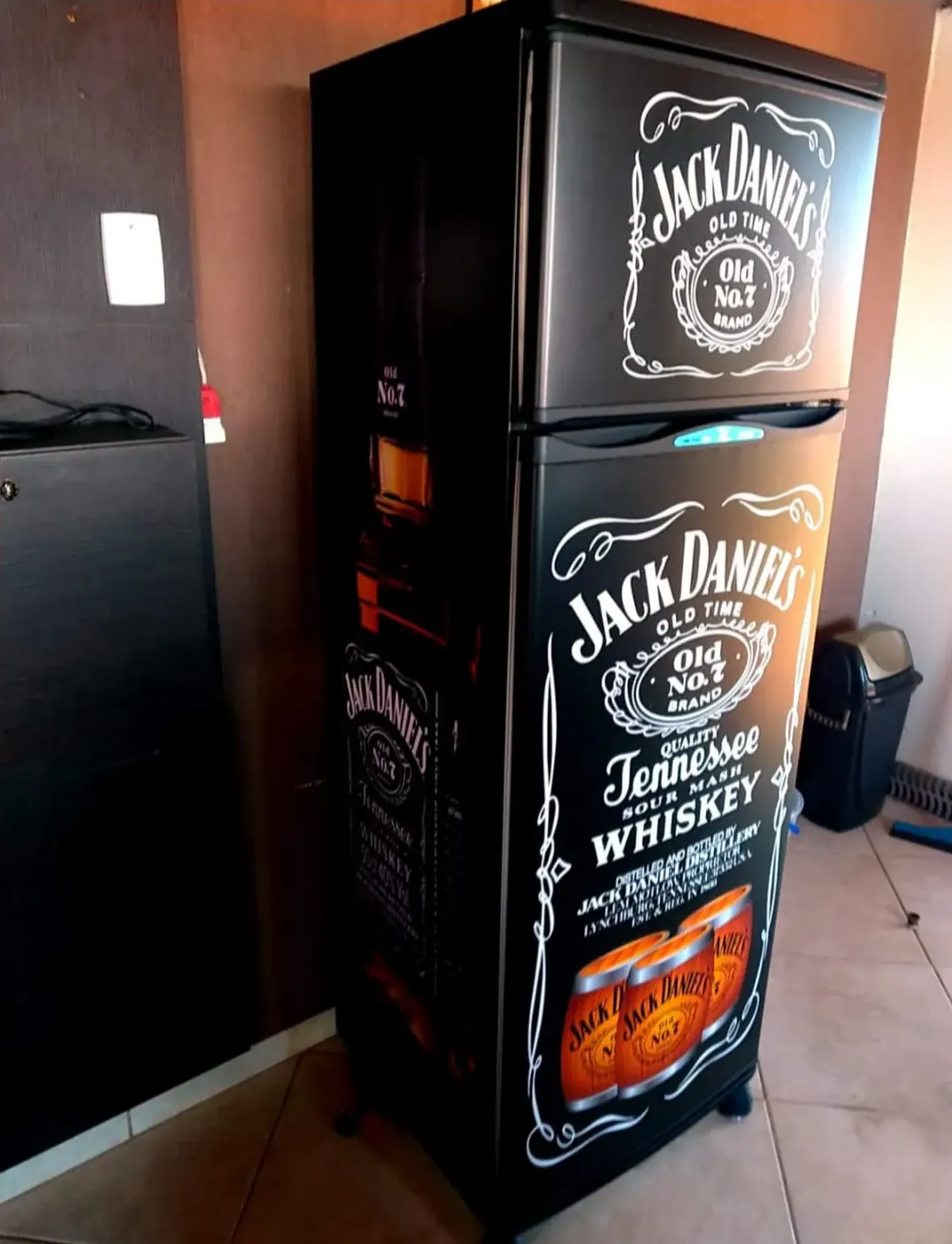 Envelopamento de geladeira personalizado com tema Jack Daniels