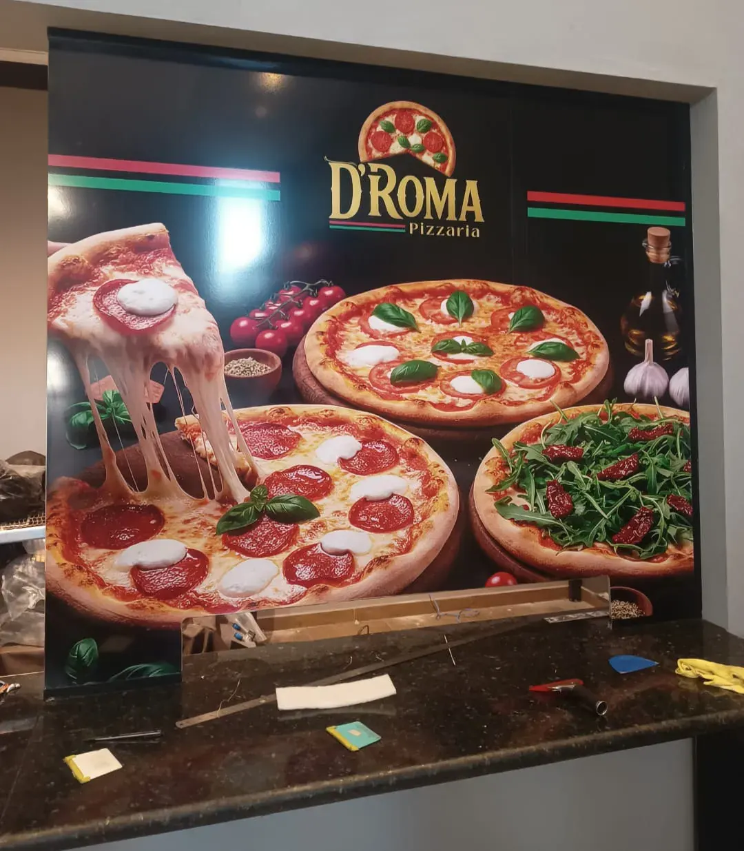 Adesivagem de painel interno decorativo com foto de pizzas em alta resolução