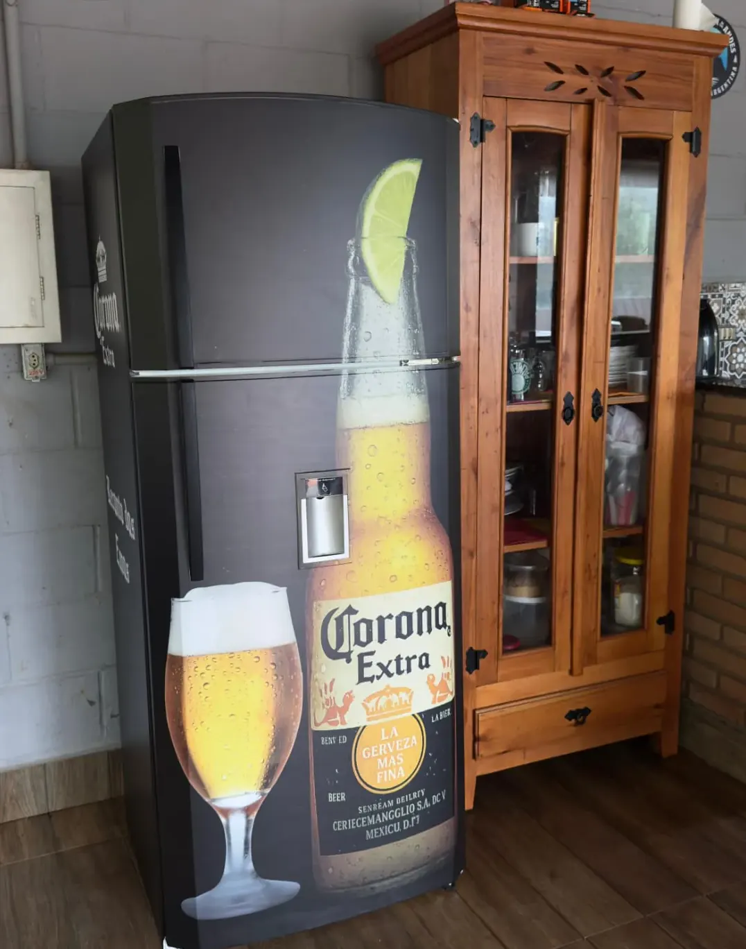 Envelopamento de geladeira ou frigobar personalizado tema cerveja Corona