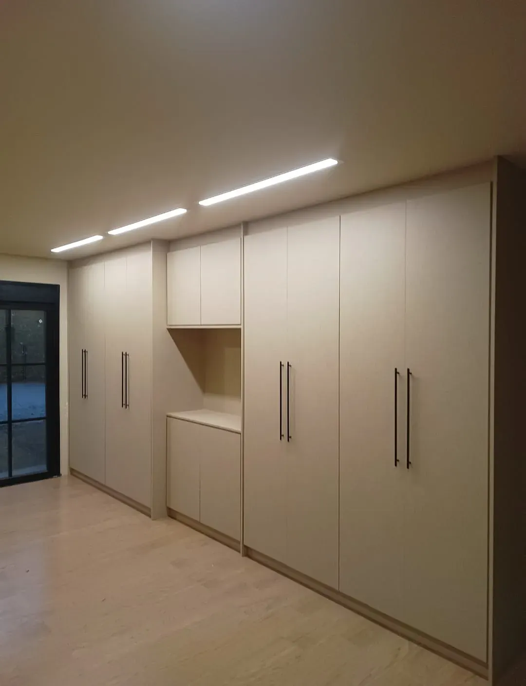 Envelopamento de armário planejado de quarto com vinil cor marfim