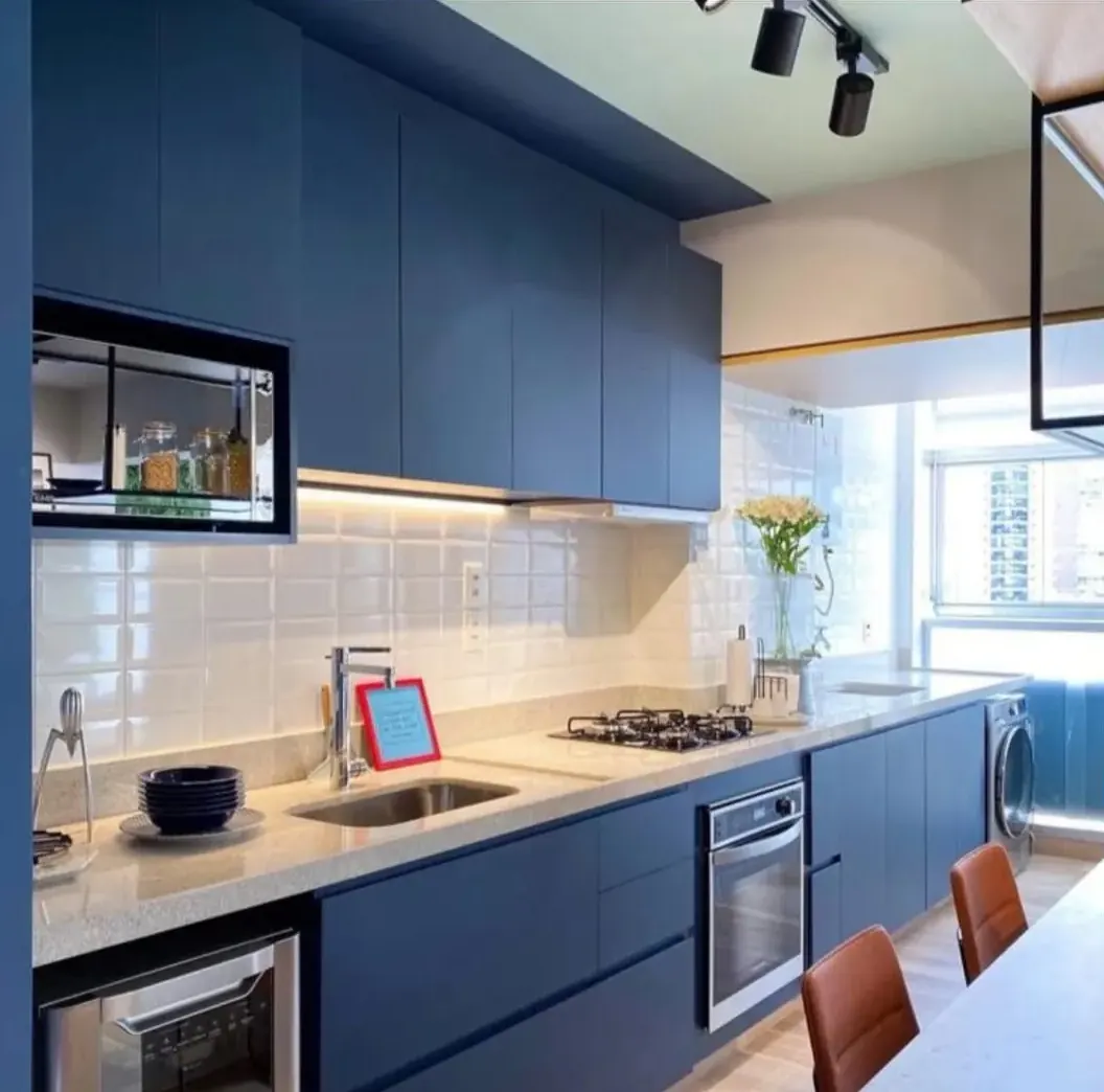 Envelopamento de armário planejado de cozinha na cor azul petróleo