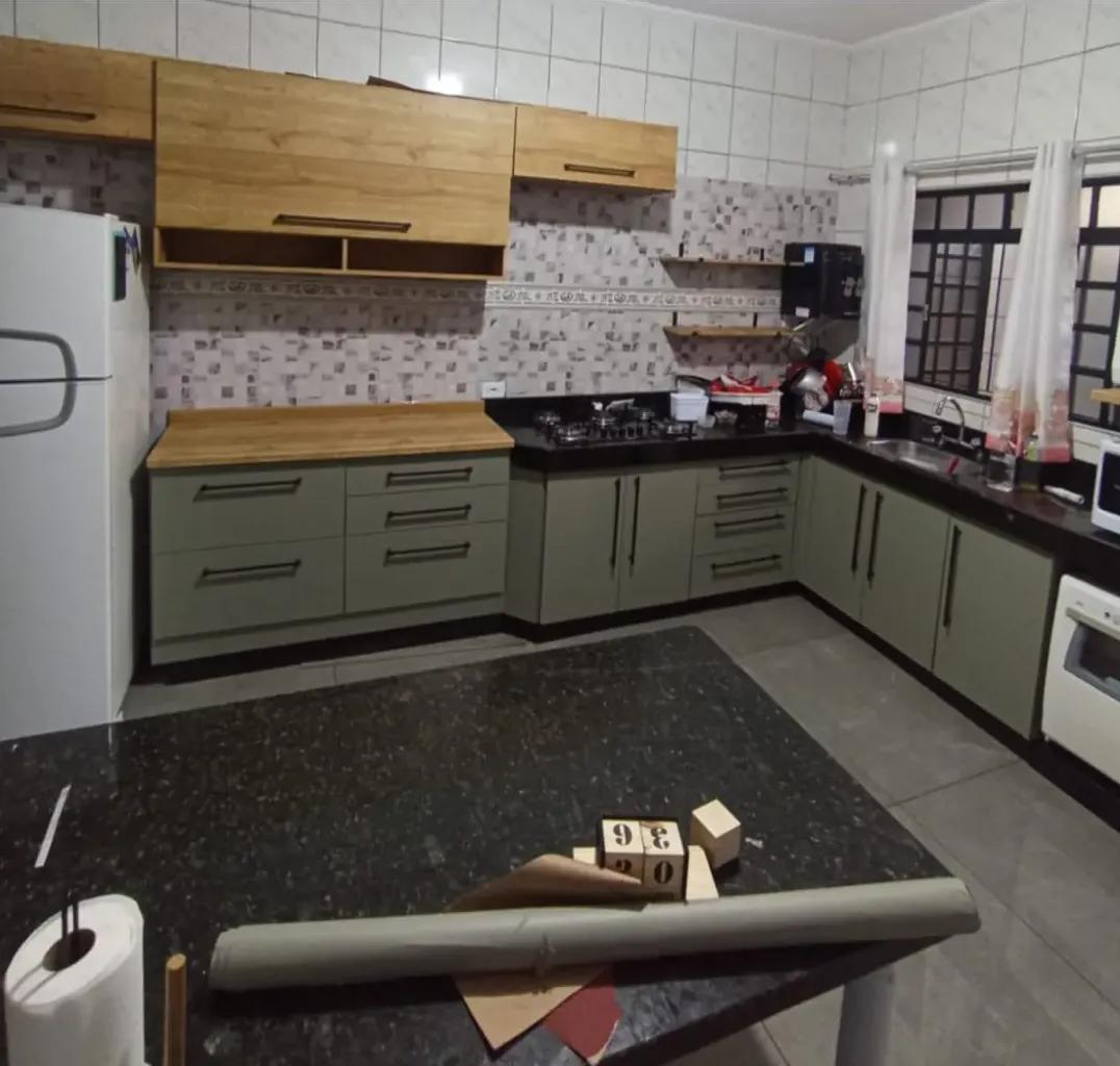 Envelopamento de armário planejado de cozinha na cor verde claro fosco