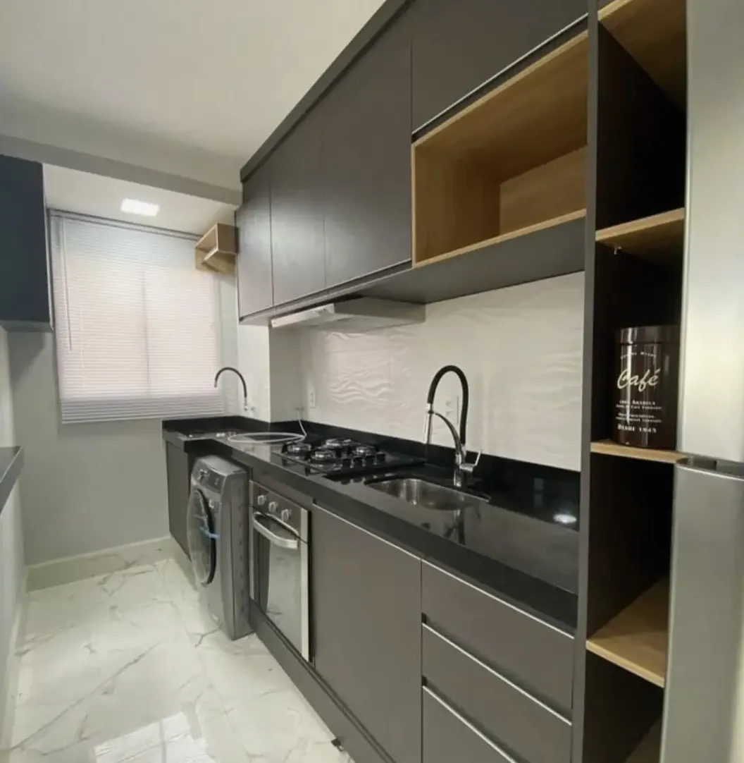 Envelopamento de armário planejado de cozinha e lavanderia na cor preta
