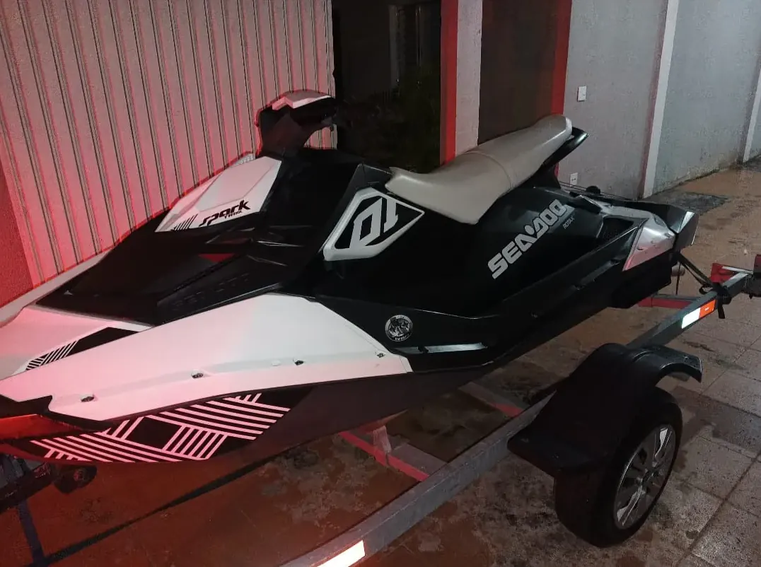 Envelopamento de Jet Ski personalizado com vinil preto de alta performance