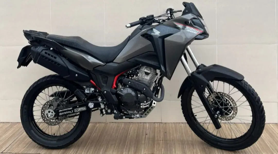 Envelopamento de Moto personalizado na cor preta