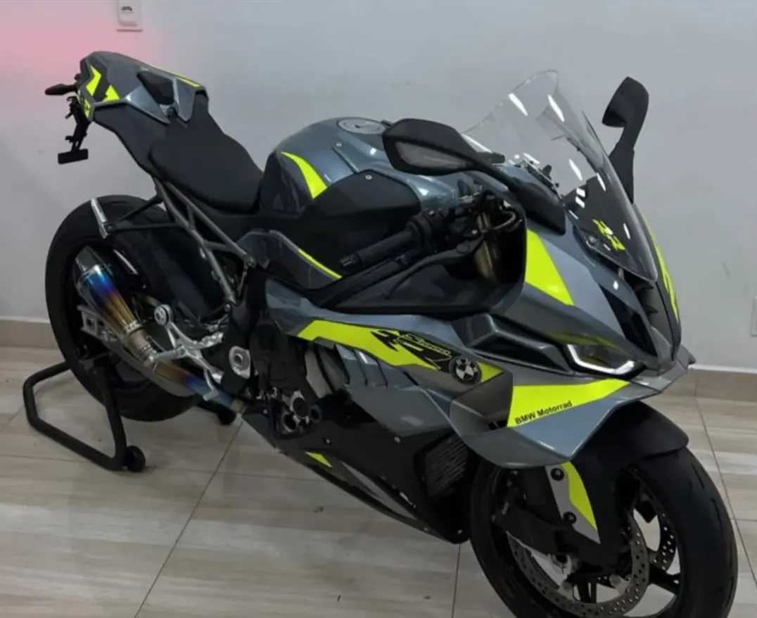 Envelopamento de Moto personalizado nas cores preto e amarelo