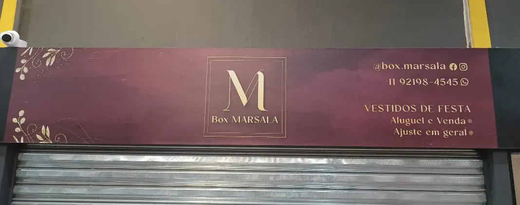 Fachada comercial em ACM com aplicação de vinil adesivo personalizado Box Marsala
