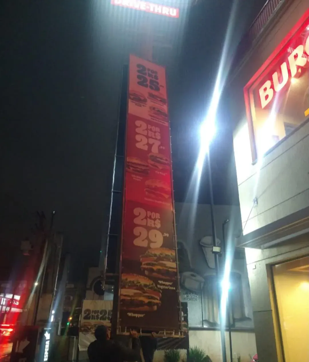 Fachada de lona em estrutura de totem para drive-thru Burger King
