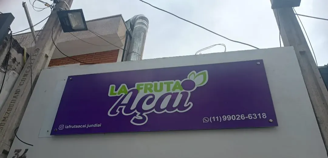 Placa de sinalização comercial em PS com adesivação em vinil roxo La Fruta Açaí