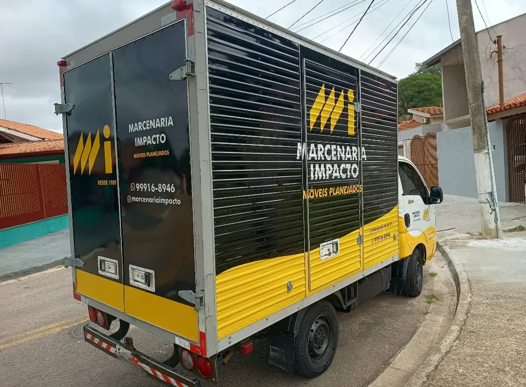 Plotagem lateral de caminhão baú com vinil adesivo preto e amarelo