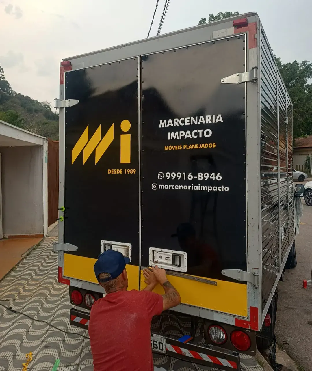 Plotagem traseira de caminhão para identificação de frota corporativa