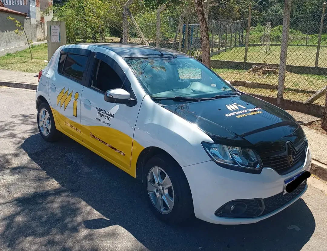 Plotagem de veículos comercial (lateral e capô) com logomarca