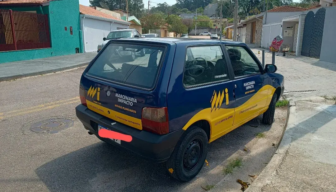 Plotagem de veículo utilitário para empresa na cor amarela